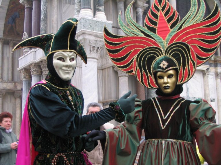 Venice: choose the right mask and wine to toast for Carnival
