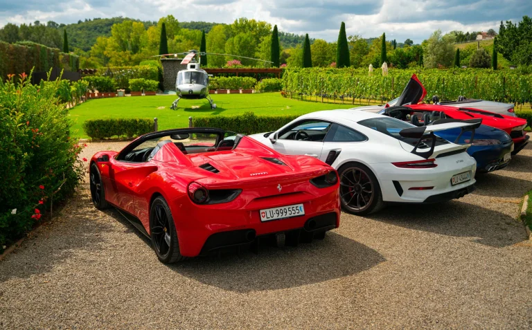 La vita in corsia di sorpasso: Road Trip italiano in Supercar e Tenuta Torciano con l’Eliporto